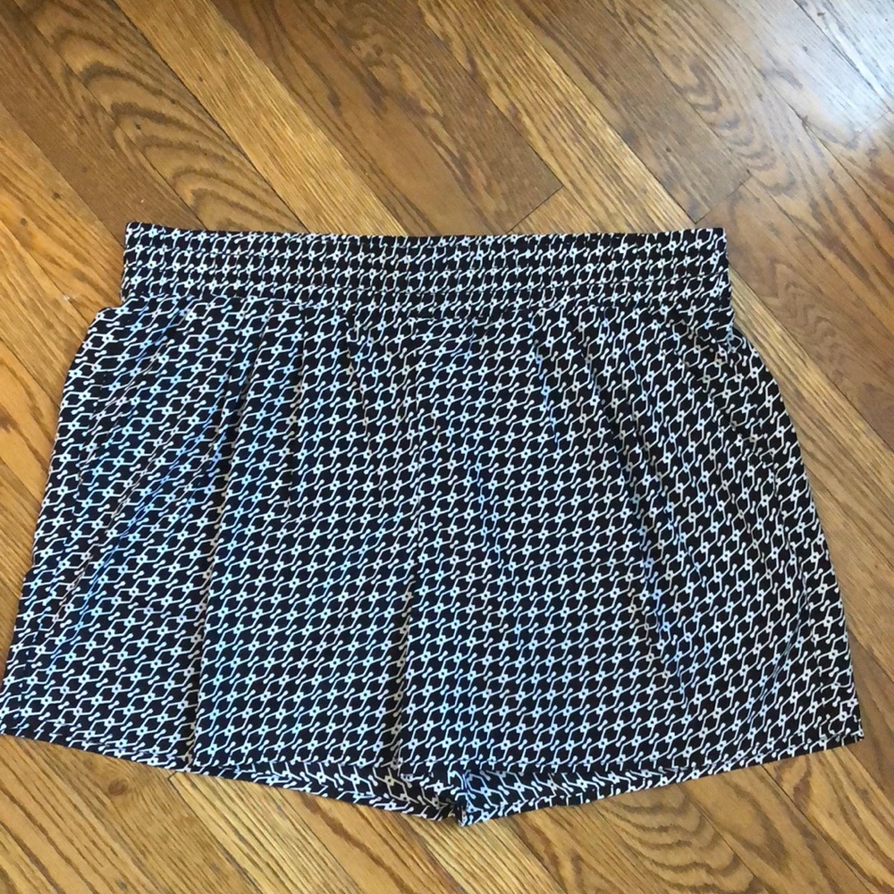 a.n.a. Black & white printed shorts -medium